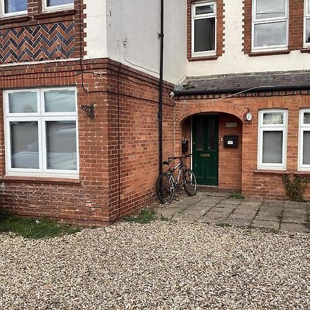Two Bedroom, Off-Road Parking Ludgershall  Екстер'єр фото