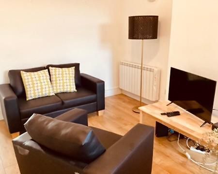 Two Bedroom, Off-Road Parking Ludgershall  Екстер'єр фото