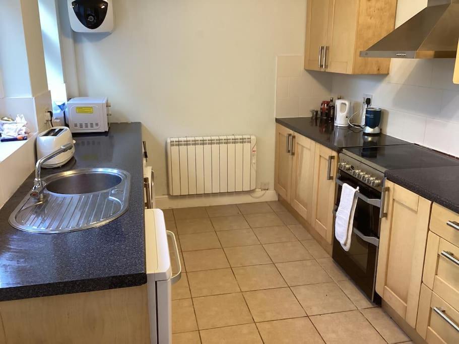 Two Bedroom, Off-Road Parking Ludgershall  Екстер'єр фото