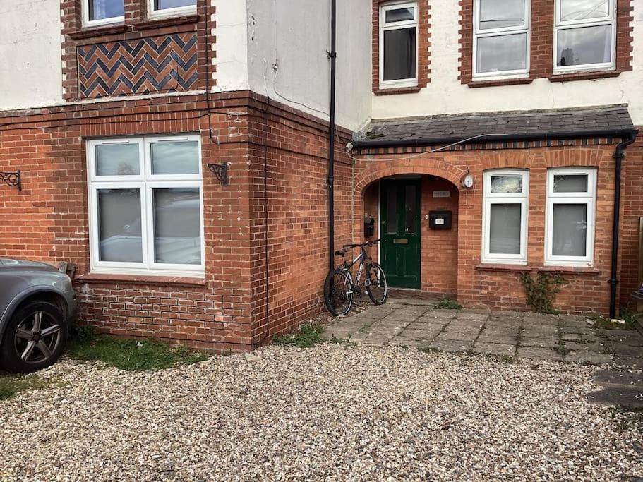 Two Bedroom, Off-Road Parking Ludgershall  Екстер'єр фото