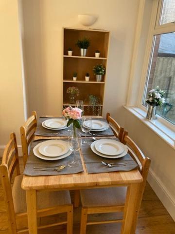 Two Bedroom, Off-Road Parking Ludgershall  Екстер'єр фото