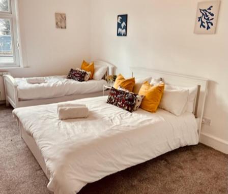 Two Bedroom, Off-Road Parking Ludgershall  Екстер'єр фото