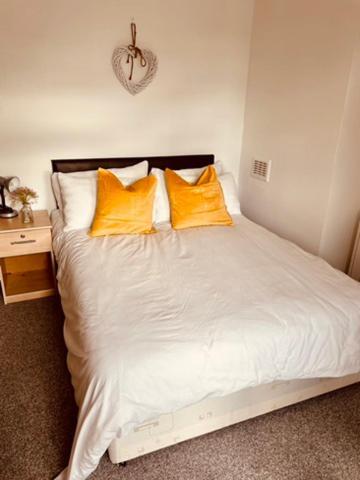 Two Bedroom, Off-Road Parking Ludgershall  Екстер'єр фото